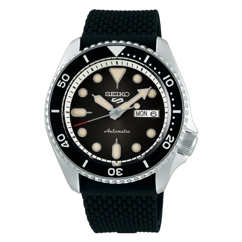 Seiko 5 Sports SKX “Suits Style”